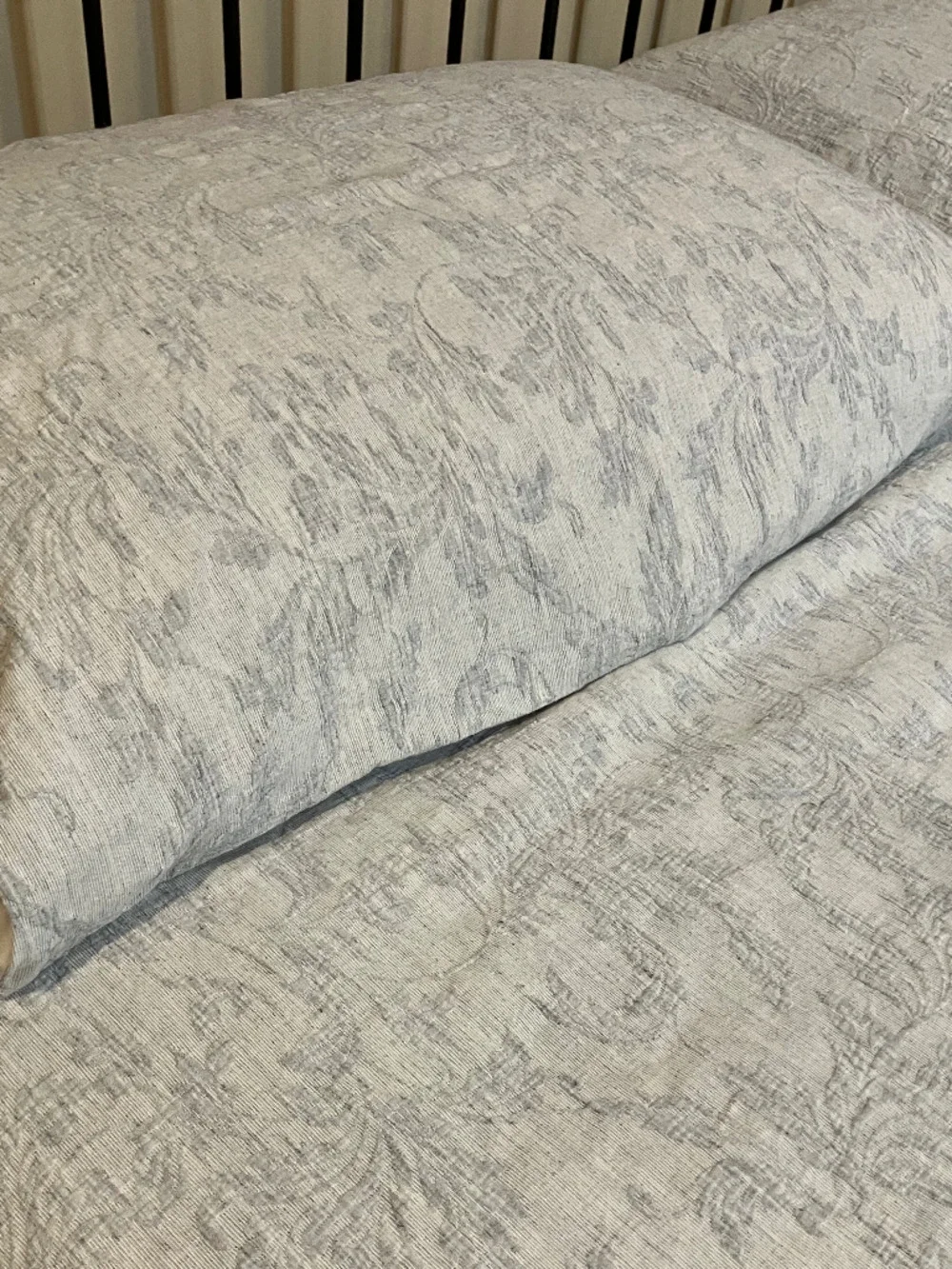 MOSS & WILLOW FULL/QUEEN COMFORTER & PILLOW SHAMS, GRAY & WHITE, SOFT & WARM